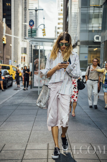 杨幂江疏影拿件衬衫当外套穿 这个春天你也可以有