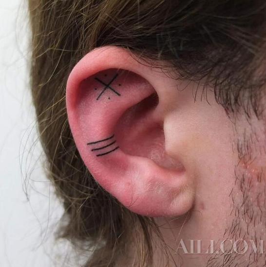 过了打耳洞的年代 今年流行耳朵纹身！