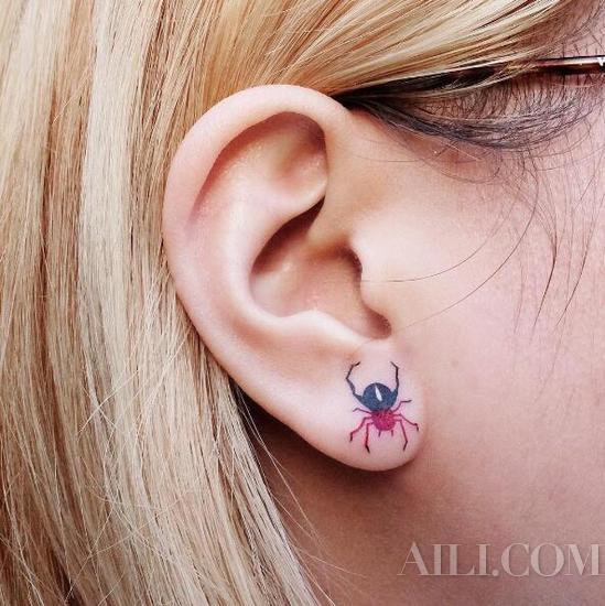 过了打耳洞的年代 今年流行耳朵纹身！