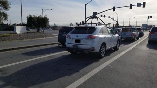苹果自动驾驶测试车上路 各种传感器全副武装