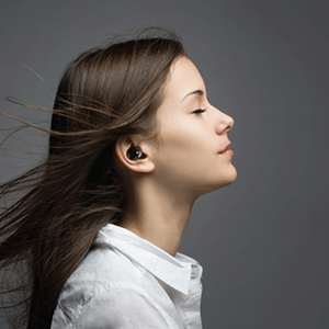 改善弱听患者听觉的智能助听器 戴着就像耳机
