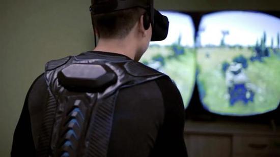 马甲+手枪玩VR游戏 犹如真在战场上一样