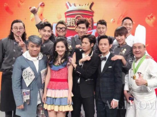 何炅“后宫失火”！谢娜王嘉尔公开争宠显尴尬