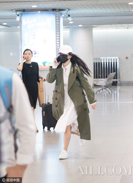 分开几分钟都不行！谢娜追张杰一路小跑