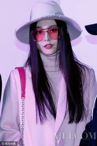 超粉嫩！范冰冰被张国立王刚牵手护花