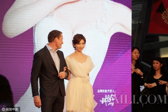 林志玲侧露丰胸妩媚婀娜 美貌遭老外侧目