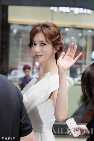 林志玲侧露丰胸妩媚婀娜 美貌遭老外侧目