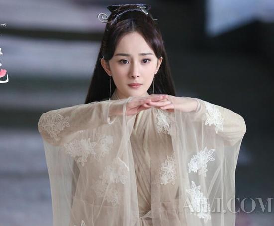 杨幂原味戏服卖8千你嫌贵，林志玲还卖2万呢