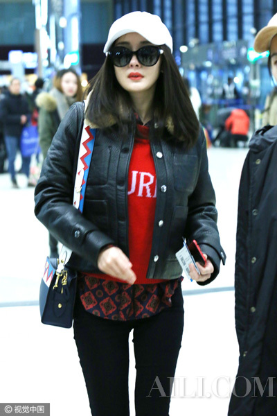 杨幂无刘恺威陪伴独自见小糯米 机场不忘凹造型