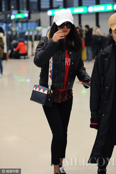 杨幂无刘恺威陪伴独自见小糯米 机场不忘凹造型