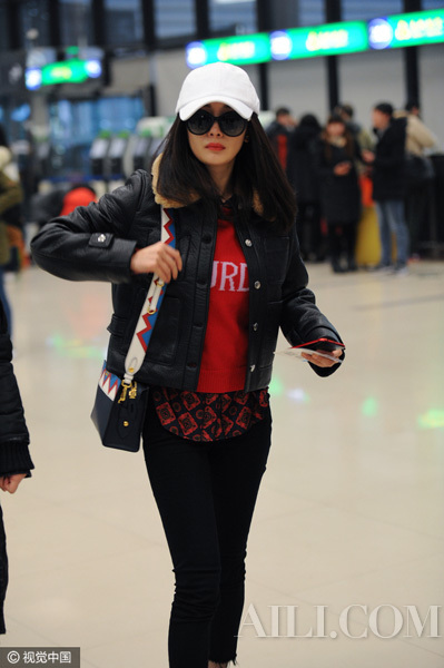 杨幂无刘恺威陪伴独自见小糯米 机场不忘凹造型