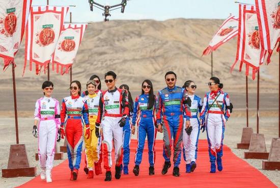 陈乔恩谢娜穿浴袍合影汪涵 评论区诡异的画风怎么回事？