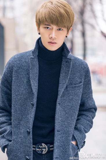 广平王任嘉伦的生活日常：吃货 深情 眼神差