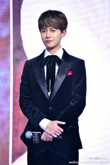 广平王任嘉伦的生活日常：吃货 深情 眼神差