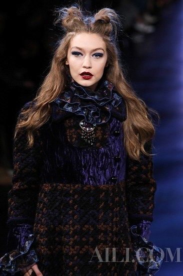 Kendall Jenner 和 Bella Hadid 时装周现场吃麦当劳？不是沙拉！