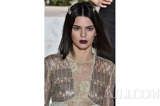 Kendall Jenner 和 Bella Hadid 时装周现场吃麦当劳？不是沙拉！