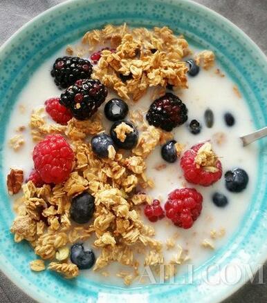 Kendall Jenner 和 Bella Hadid 时装周现场吃麦当劳？不是沙拉！