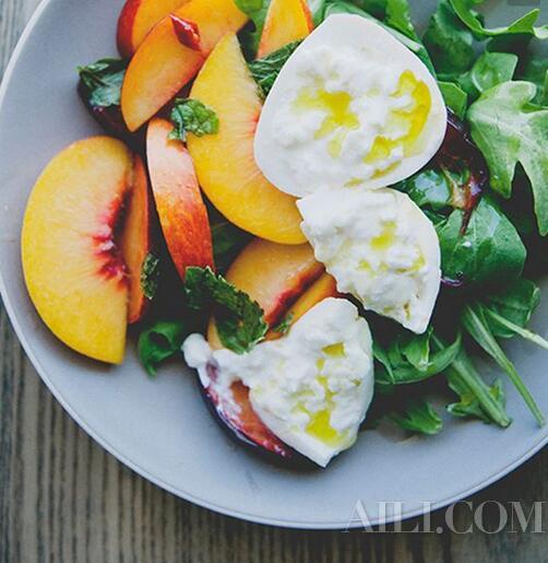 Kendall Jenner 和 Bella Hadid 时装周现场吃麦当劳？不是沙拉！