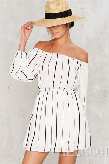 赶流行穿一字肩 怎能忽视颈部保养