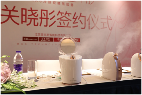 关晓彤水嫩肌的秘密，原来是MKS补水神器！