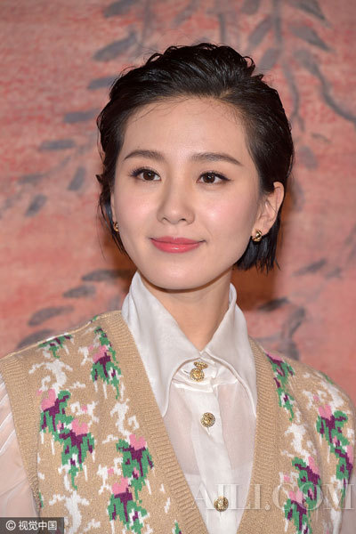 活捉一枚乖巧小媳妇！刘诗诗举止优雅人品获赞