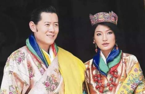 没王冠就戴黄金发箍！41岁不丹大公主够聪明，宴会中就她显眼