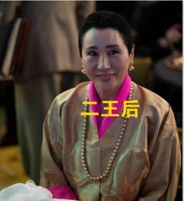 没王冠就戴黄金发箍！41岁不丹大公主够聪明，宴会中就她显眼