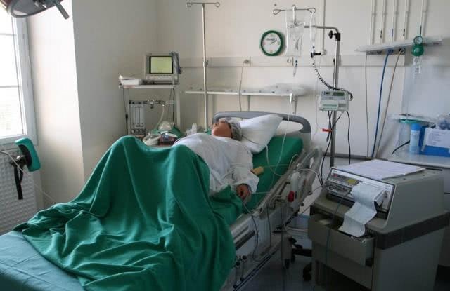 怀孕43周才去医院查看后紧迫手术医师剖开后差点被熏晕
