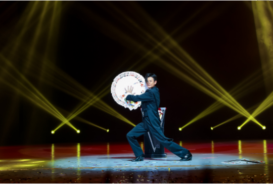 刘谦空降欢乐谷国际魔术节 获授“VIP工卡”