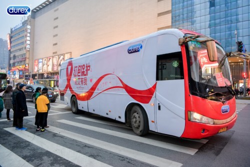 杜蕾斯“红色保护”大篷车为“艾”巡游红动长沙