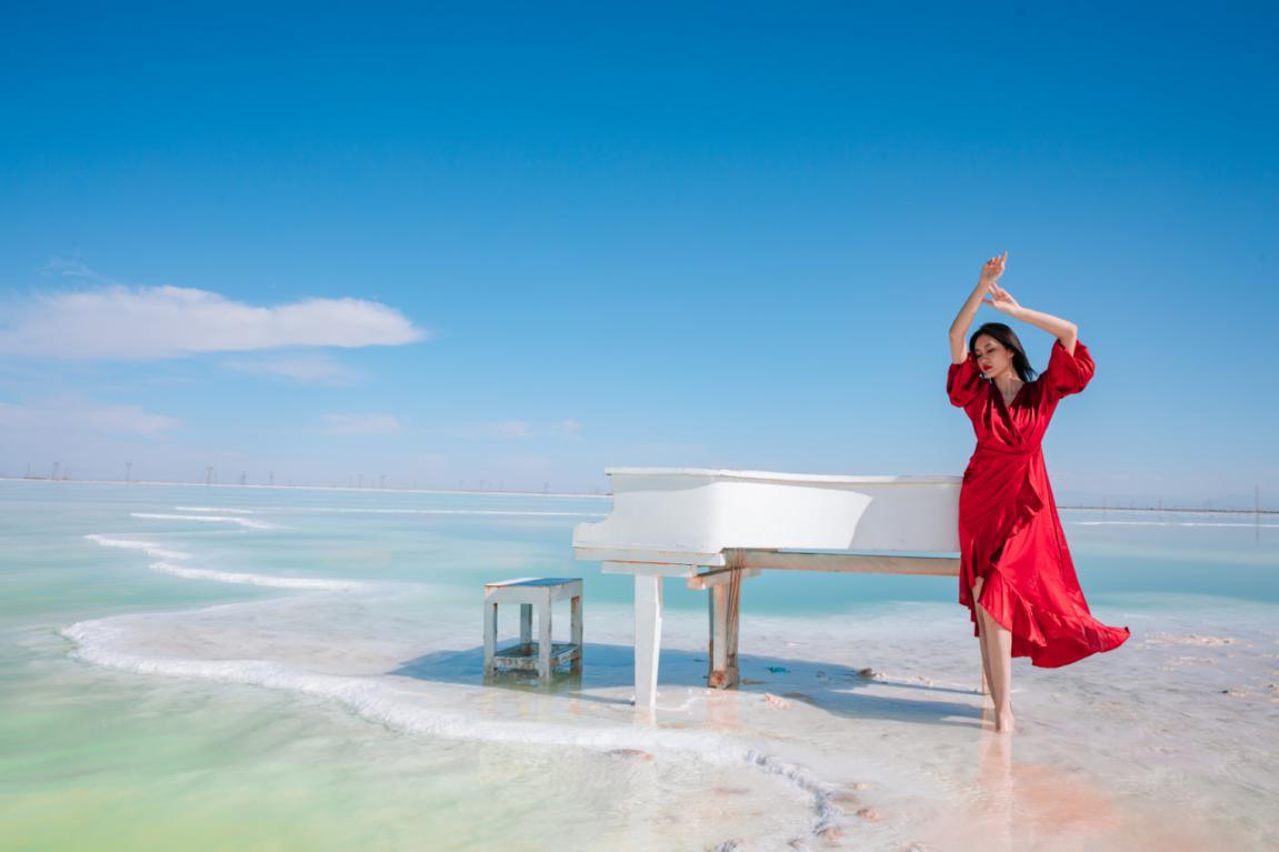 十余位美女佳人齐上阵，点亮＂察尔汗梦幻盐湖＂